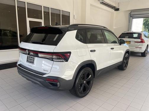 2025 Volkswagen Taos 1.5T SE Black