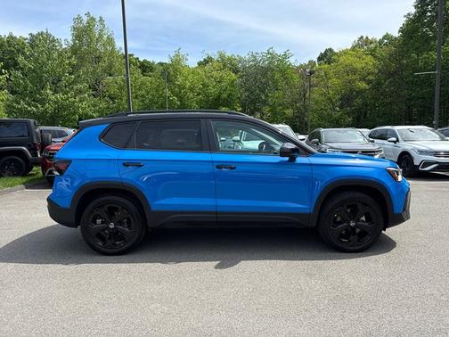Cornflower Blue W/Black Roof 2025 Volkswagen Taos 1.5T SE Black