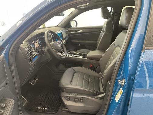 2025 Volkswagen Atlas Cross Sport 2.0T SEL R-Line Black