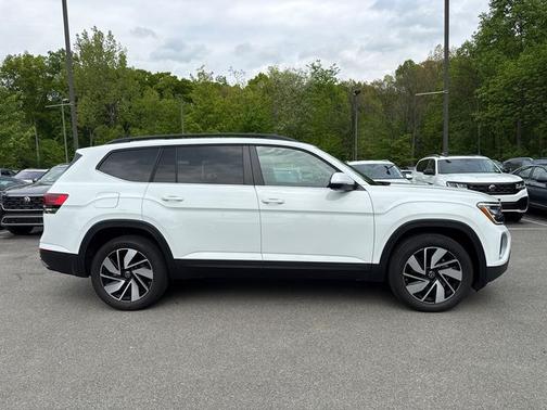 Pure White 2025 Volkswagen Atlas 2.0T SE
