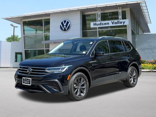 Deep Black Pearl Effect 2023 Volkswagen Tiguan 2.0T SE