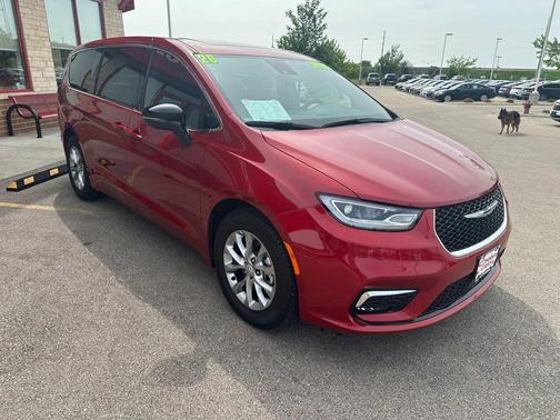 Red Hot Pearlcoat 2026 Chrysler Pacifica Limited