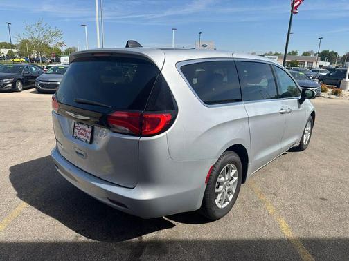 Silver Mist Clearcoat 2022 Chrysler Voyager LX