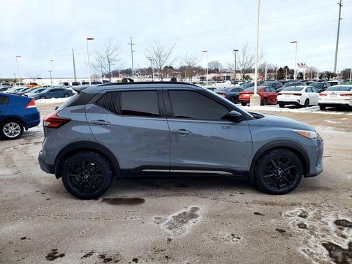 2023 Nissan Kicks SR