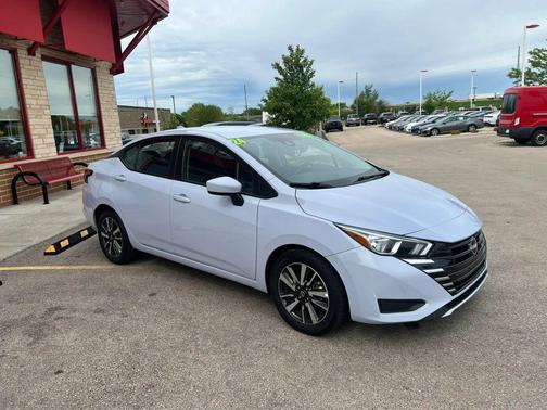 Gray 2024 Nissan Versa 1.6 SV