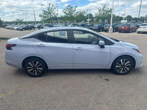 Gray 2024 Nissan Versa 1.6 SV