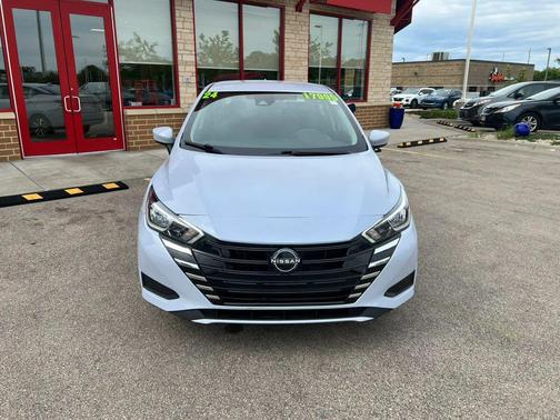 Gray 2024 Nissan Versa 1.6 SV