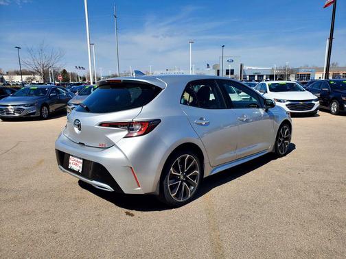 Classic Silver Metallic 2019 Toyota Corolla XSE