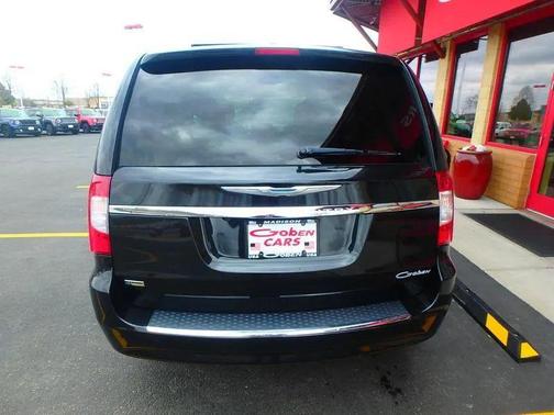 Brilliant Black Crystal Pearlcoat 2014 Chrysler Town & Country Touring