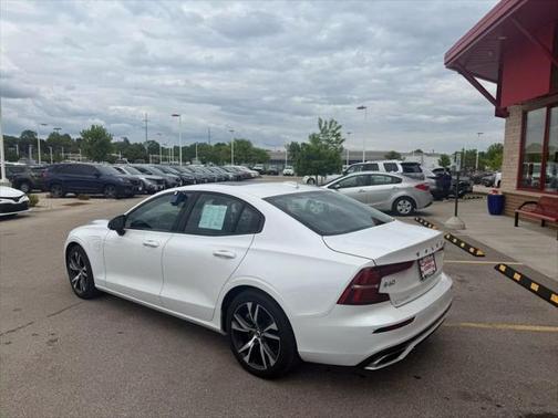 2022 Volvo S60 Recharge Plug-In Hybrid T8 R-Design Expression
