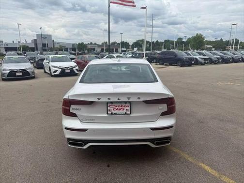 2022 Volvo S60 Recharge Plug-In Hybrid T8 R-Design Expression