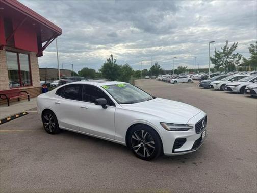 2022 Volvo S60 Recharge Plug-In Hybrid T8 R-Design Expression