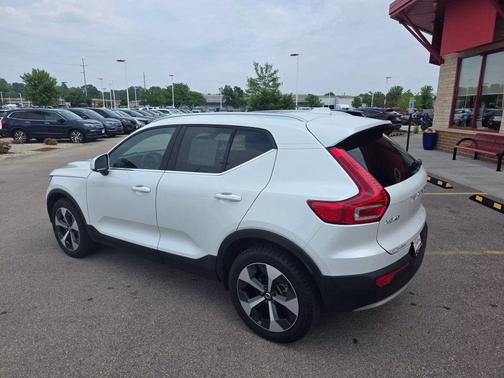 2024 Volvo XC40 B5 Plus Bright Theme