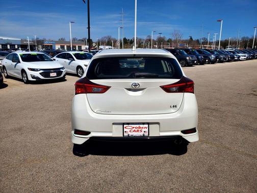 Blizzard Pearl 2017 Toyota Corolla iM Base