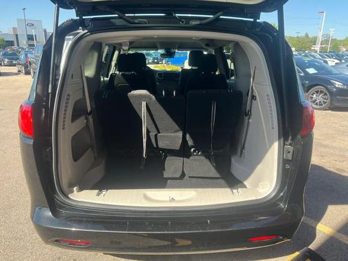 Brilliant Black Crystal Pearlcoat 2024 Chrysler Voyager LX