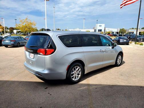 2023 Chrysler Voyager LX