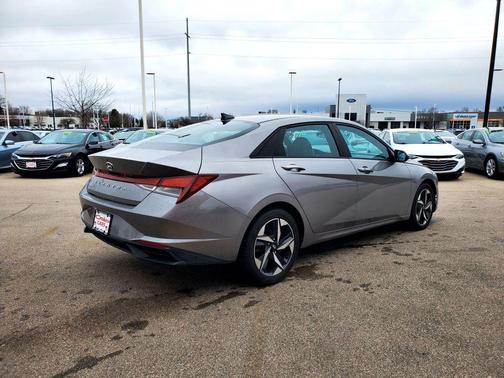 2023 Hyundai ELANTRA SEL