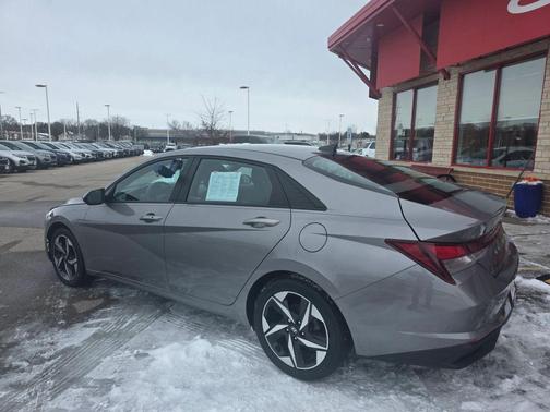 2023 Hyundai ELANTRA SEL