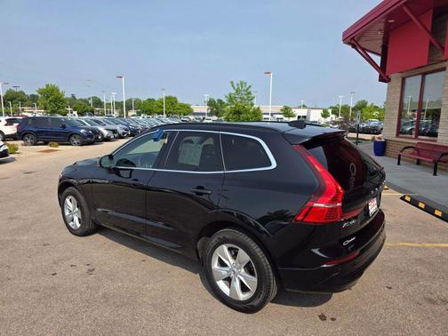 2022 Volvo XC60 B5 Momentum