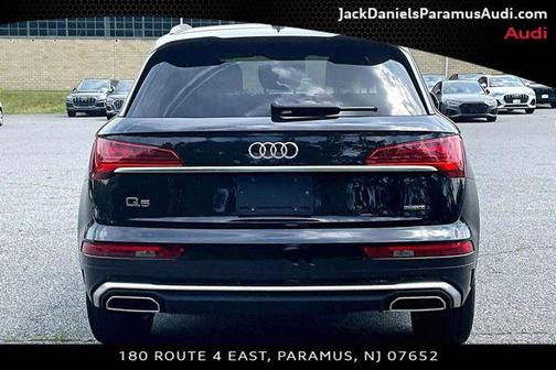 Mythos Black Metallic 2023 Audi Q5 45 S line quattro Premium