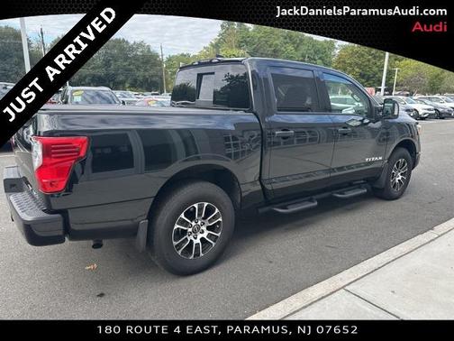 2023 Nissan Titan SV