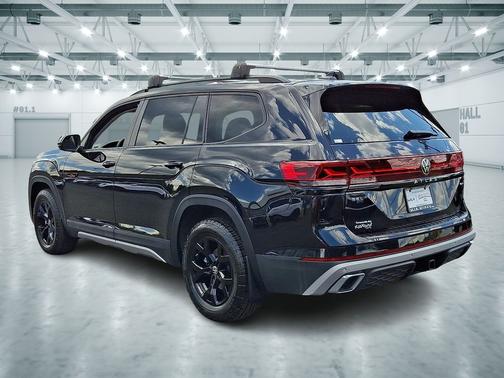 Deep Black Pearl 2024 Volkswagen Atlas 2.0T Peak Edition SEL