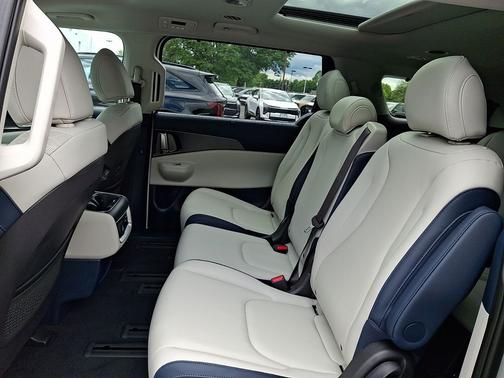 Snow White Pearl 2027 Kia Carnival Hybrid SX