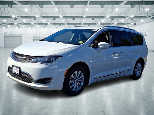 Bright White Clearcoat 2019 Chrysler Pacifica Touring L