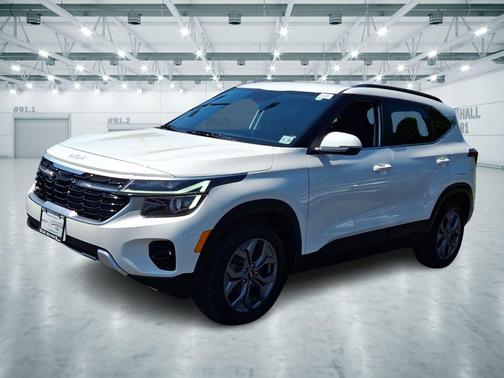 Snow White Pearl 2024 Kia Seltos S