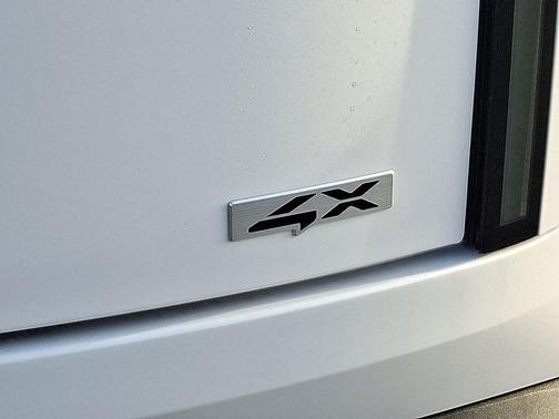 Glacial White Pearl 2027 Kia Telluride S