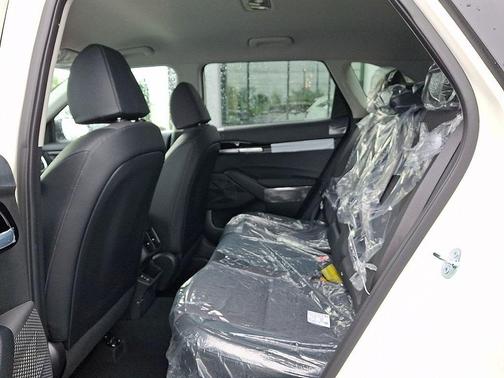 Clear White/Black Roof 2026 Kia Seltos S