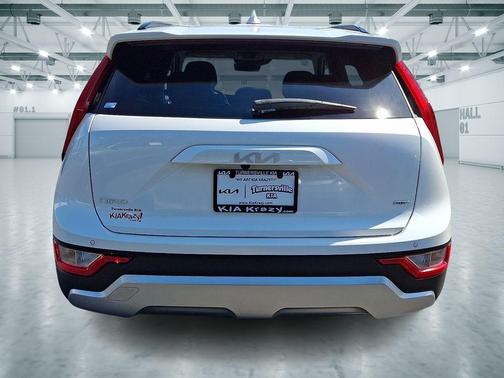 Snow White Pearl 2023 Kia Niro EX