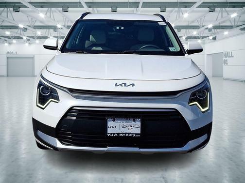 Snow White Pearl 2023 Kia Niro EX