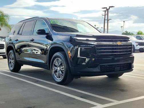 Mosaic Black Metallic 2025 Chevrolet Traverse LT