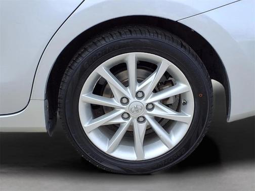 2014 Toyota Prius v Five