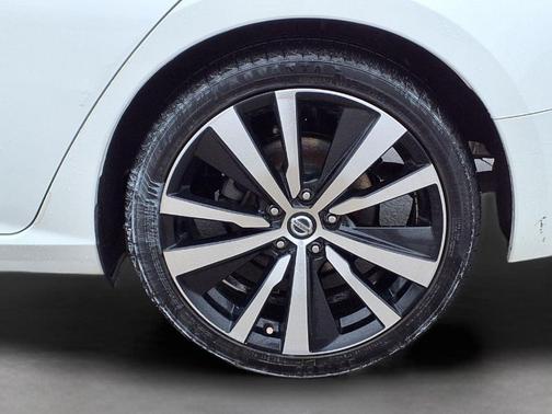 Glacier White 2019 Nissan Altima 2.5 SR