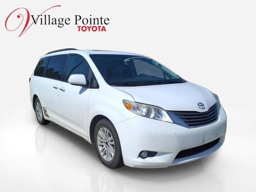 Super White 2011 Toyota Sienna XLE