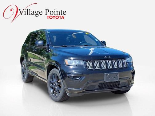 Diamond Black Crystal Pearlcoat 2017 Jeep Grand Cherokee Altitude