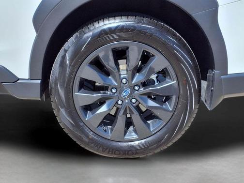 Crystal White Pearl 2025 Subaru Outback Onyx Edition XT