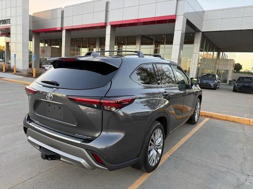 2025 Toyota Highlander Hybrid Platinum