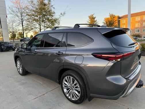 2025 Toyota Highlander Hybrid Platinum