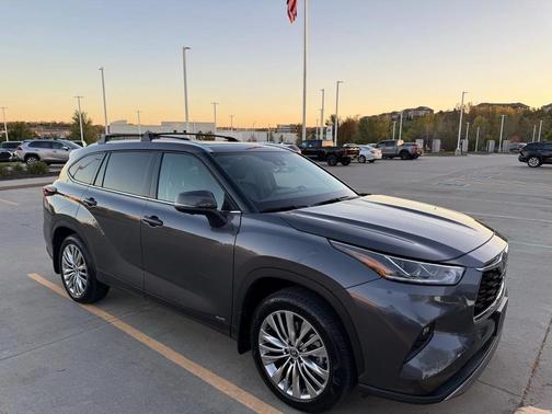 2025 Toyota Highlander Hybrid Platinum