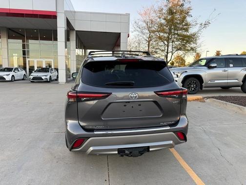 2025 Toyota Highlander Hybrid Platinum