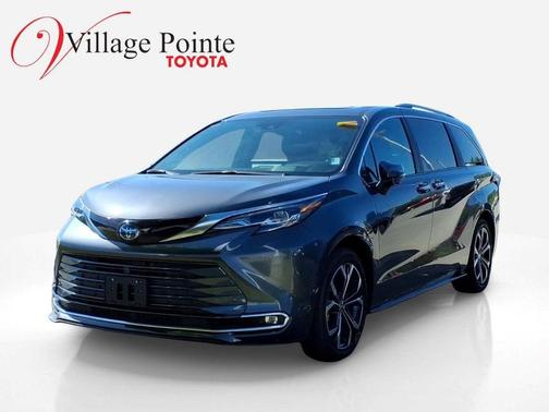 Magnetic Gray Metallic 2025 Toyota Sienna Platinum