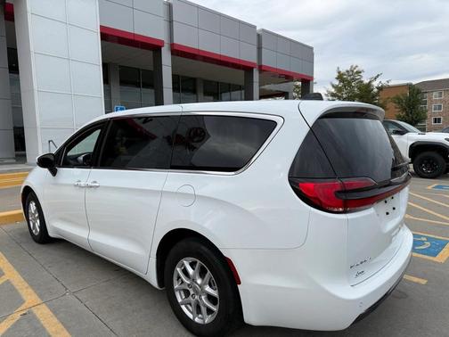 2023 Chrysler Pacifica Touring