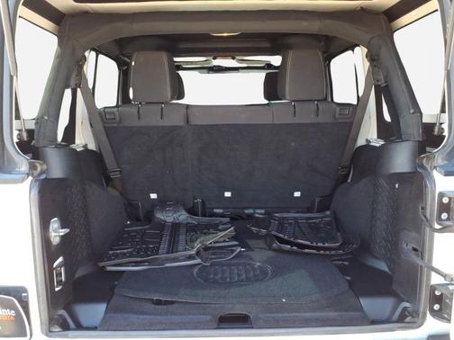 Bright White Clearcoat 2015 Jeep Wrangler Unlimited Sahara