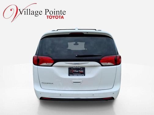 Bright White Clearcoat 2018 Chrysler Pacifica Touring-L