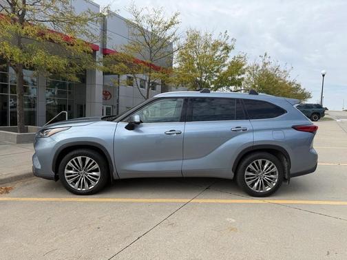 2022 Toyota Highlander Platinum