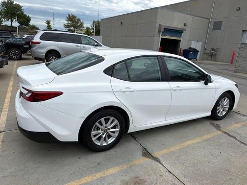 Ice Cap 2025 Toyota Camry LE
