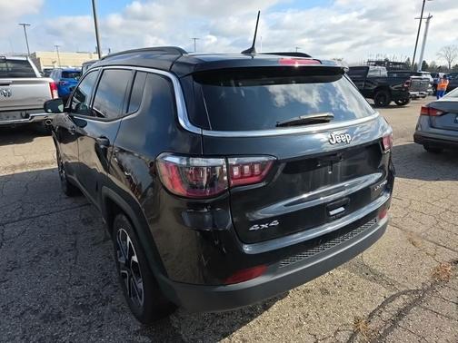 Diamond Black Crystal Pearlcoat 2022 Jeep Compass Limited